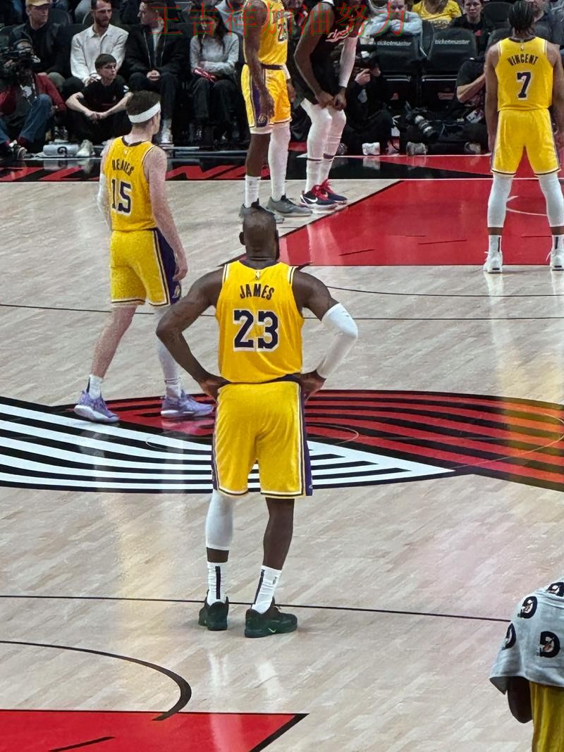 詹姆斯最后阶段发力锁定胜局 战术调整效果逐渐显现